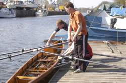 Gerard bij de boot.jpg